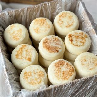 Нежные и ароматные классические сырники, которые тают во рту. Они идеально подходят для завтрака или перекуса, а также могут стать отличным дополнением к чаю или кофе. Сытные и питательные, эти сырники подарят вам заряд энергии на весь день.