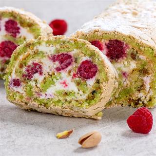 Внутри фисташкового бисквита нежный крем на основе взбитых сливок и спелая малина. Невероятно сочный вкус! Рулет украшен посыпкой из сахарной пудры.