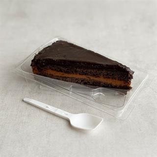 Насыщенный шоколадом слой брауни с воздушным муссом из молочного шоколада, шоколадным бисквитом, покрыт темным шоколадом. 