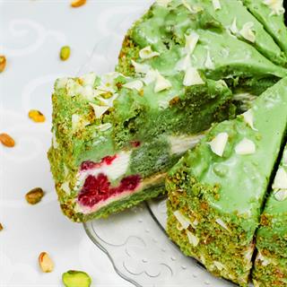 Солоноватый вкус фисташки с нежным муссом и спелой малиной - невероятно сочный торт! Сверху украшен стружкой белого шоколада.  